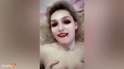 Ivan Helsing 硬操一個性感的吸血鬼,然後射在她的屁股上